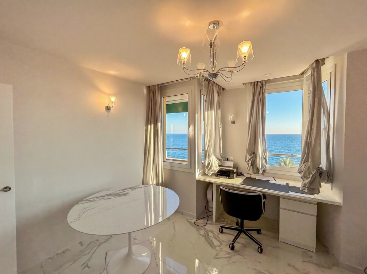 Flat for sale frontline beach in Lloret de Mar — Bedroom