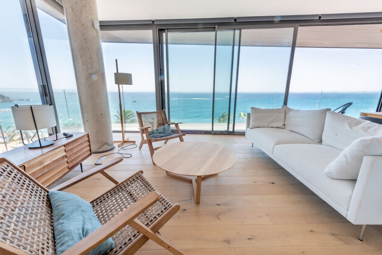 Wohnung zum Verkauf in direkter Strandlage in Lloret de Mar — Wohnzimmer