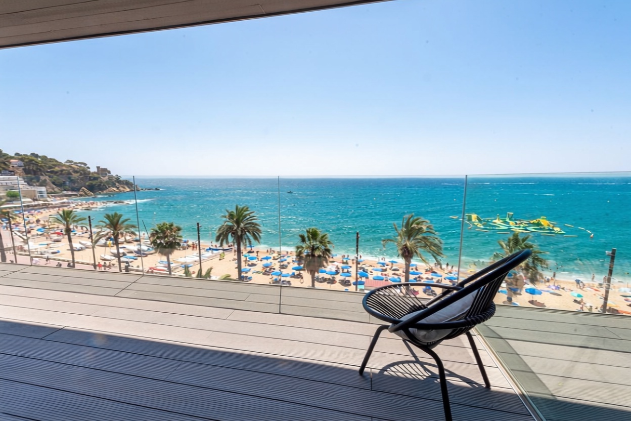Wohnung zum Verkauf in direkter Strandlage in Lloret de Mar — Meerterrasse