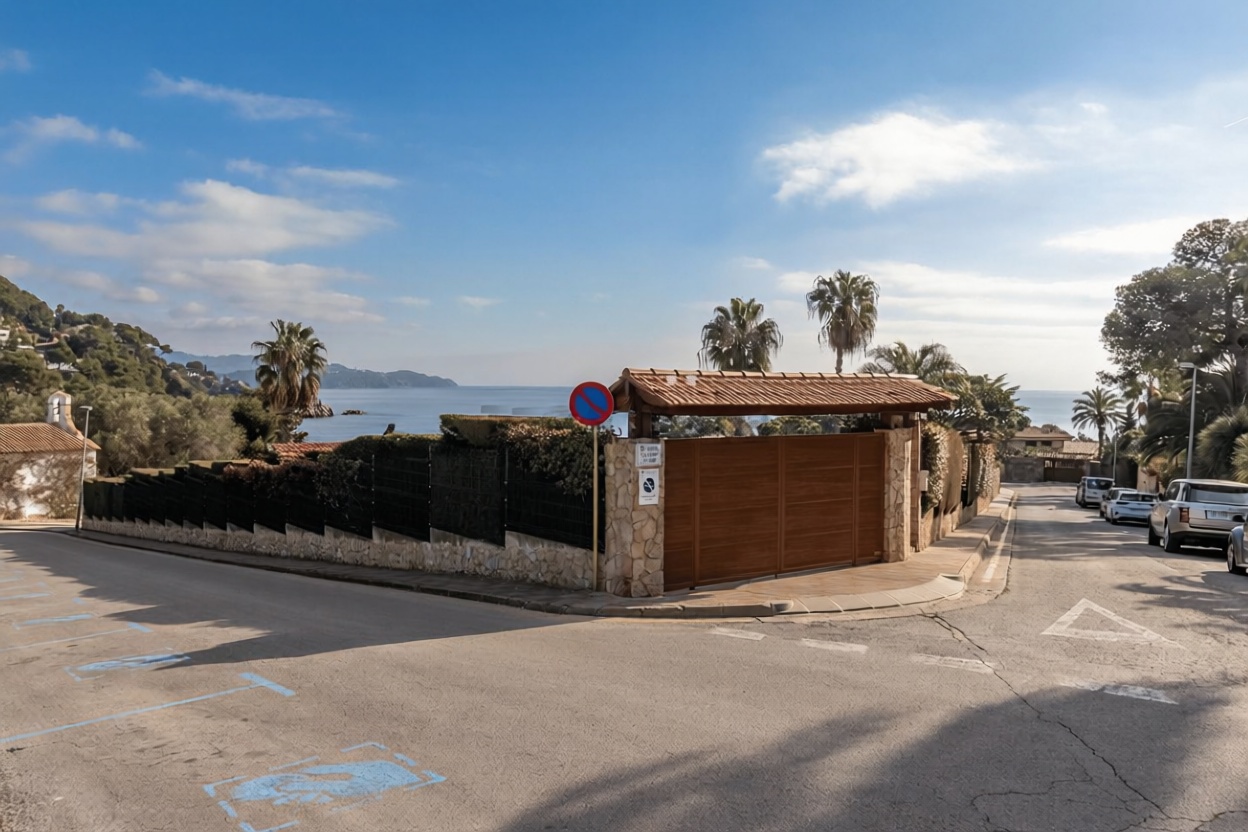 Chalet with direct beach access in Blanes — Sea view
