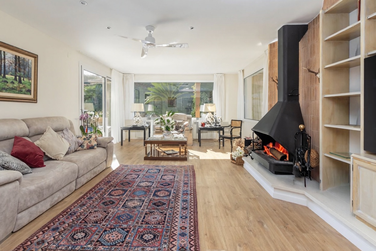 Chalet with direct beach access in Blanes — Living room