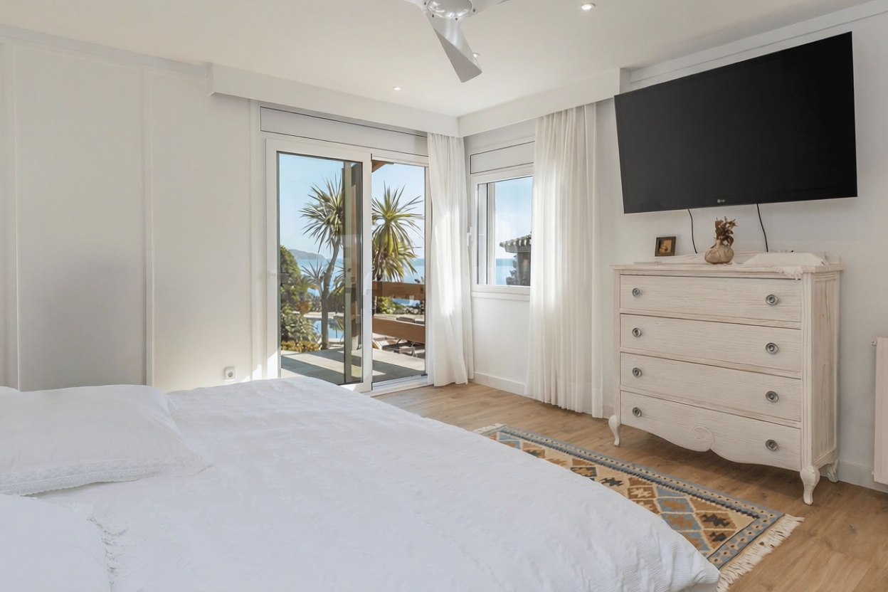 Chalet with direct beach access in Blanes — Bedroom