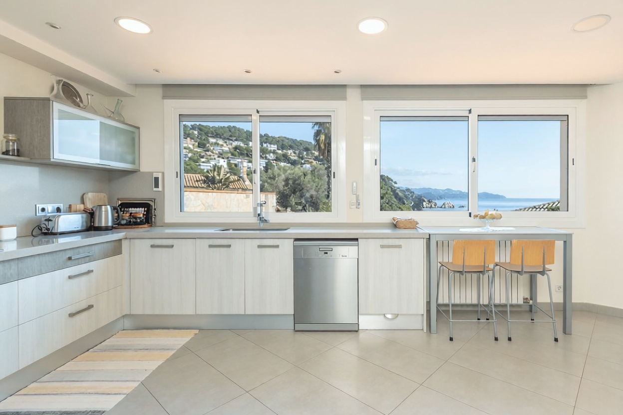 Chalet with direct beach access in Blanes — Kitchen