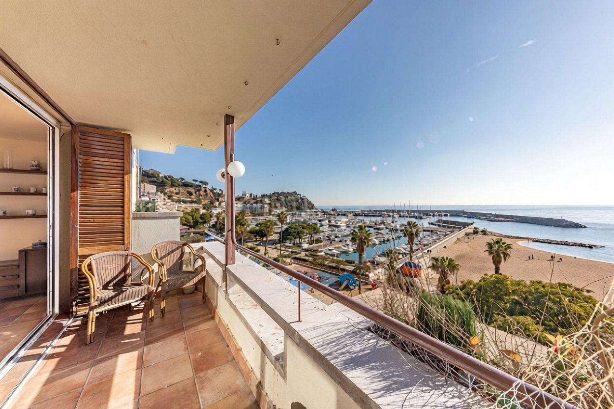 Dachgeschosswohnung zum Verkauf in erster Meereslinie in Blanes — Meerterrasse