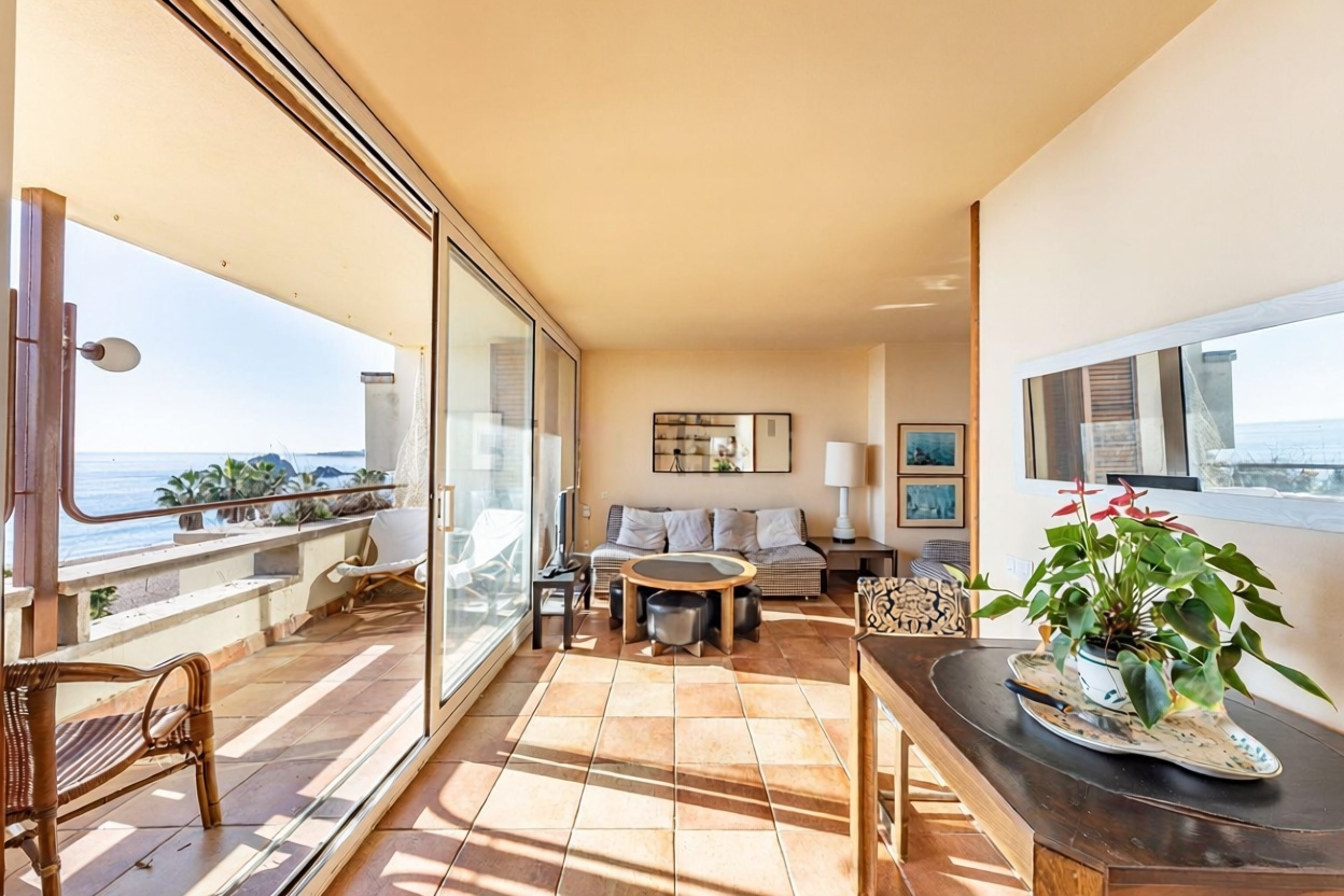 Dachgeschosswohnung zum Verkauf in erster Meereslinie in Blanes — Wohnzimmer