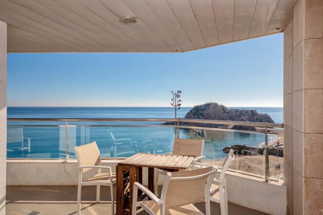 Flat for sale frontline beach in Blanes — Sea terrace