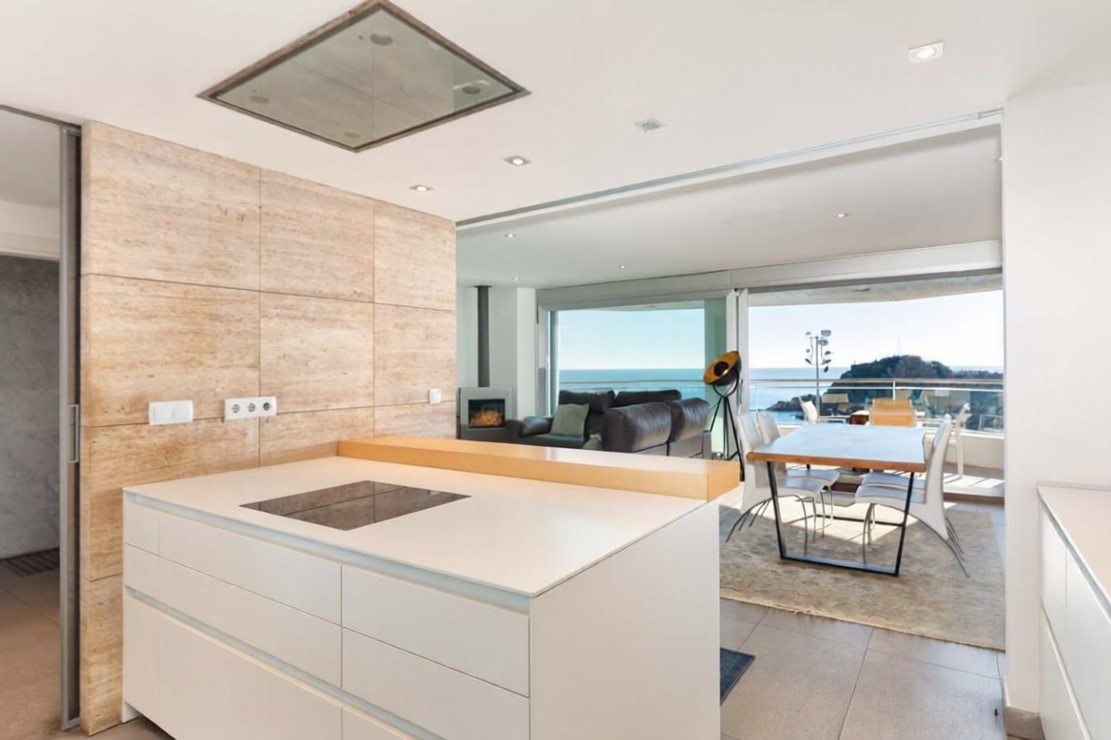 Flat for sale frontline beach in Blanes — Kitchen