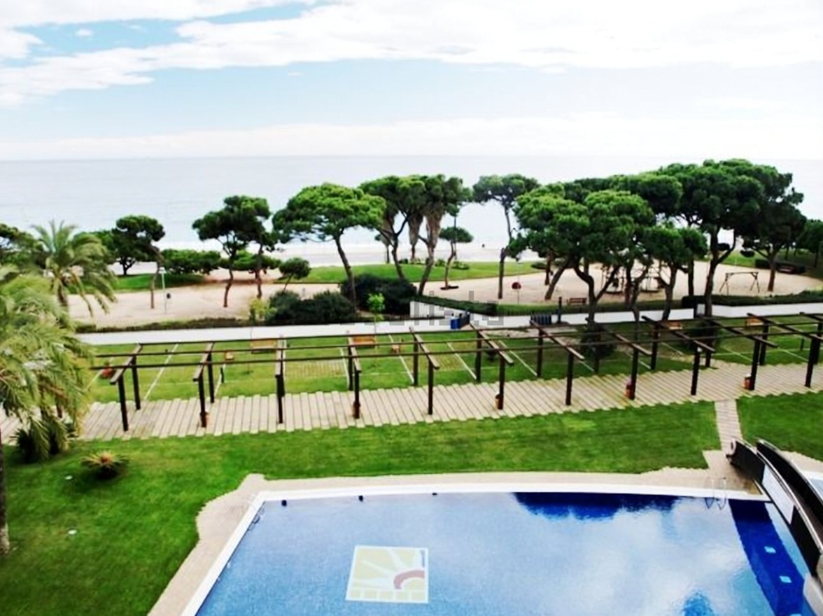 Duplexwohnung zum Verkauf in direkter Strandlage in Blanes — Meerblick
