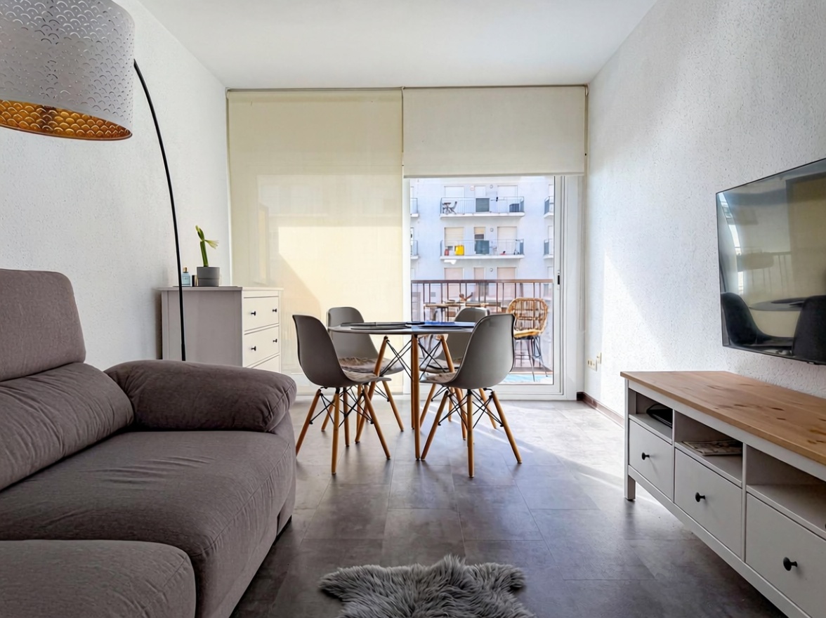 Wohnung zum Verkauf in direkter Strandlage in Blanes — Wohnzimmer