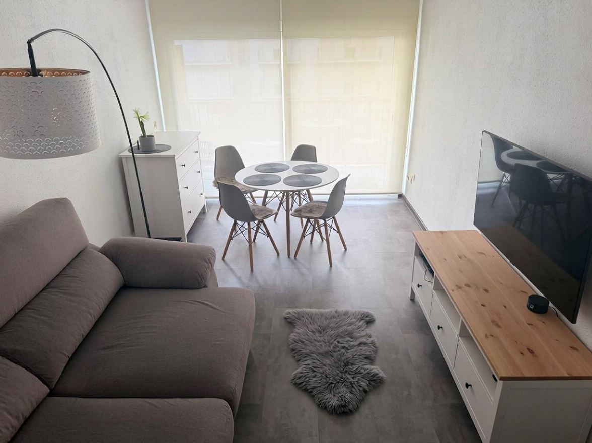 Wohnung zum Verkauf in direkter Strandlage in Blanes — Wohnzimmer