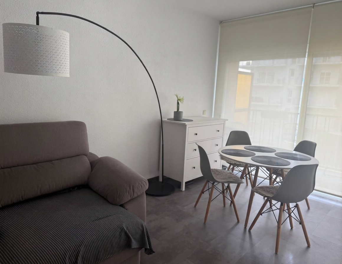 Wohnung zum Verkauf in direkter Strandlage in Blanes — Wohnzimmer