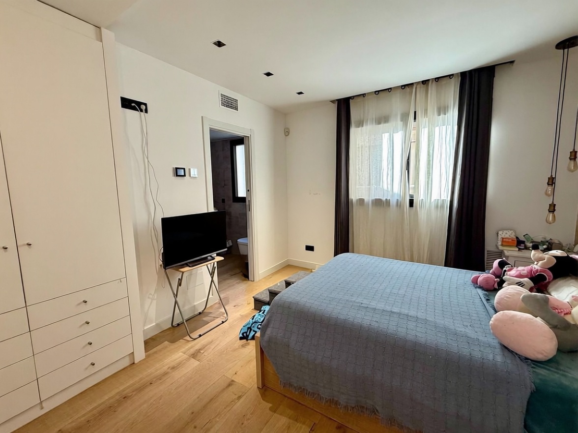 Duplex for sale frontline beach in Barcelona — Bedroom