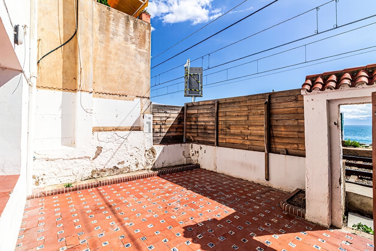 Шале на продажу с прямым выходом на пляж в Barcelona — Морская терраса