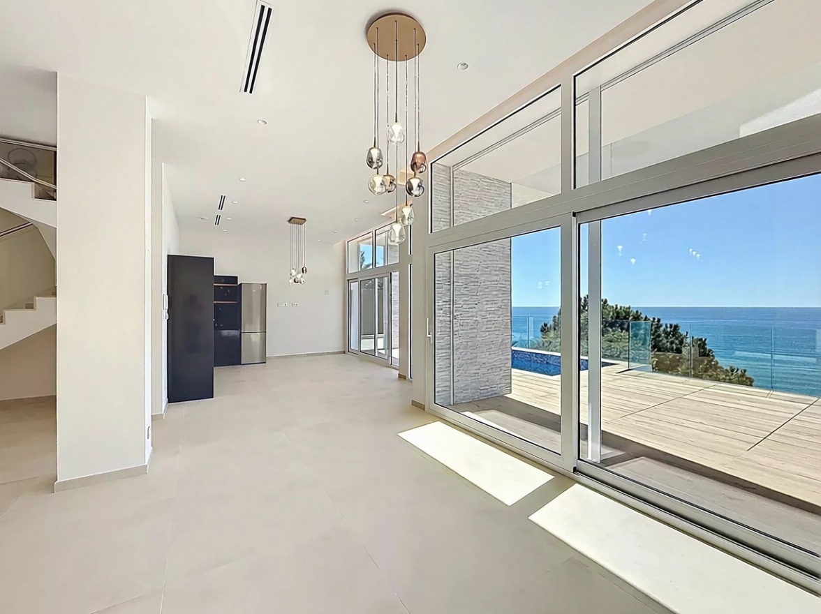 Шале на продажу с прямым выходом на пляж в Arenys de Mar — Гостиная