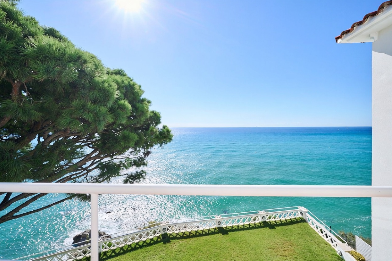Chalet for sale with direct beach access in Arenys de Mar