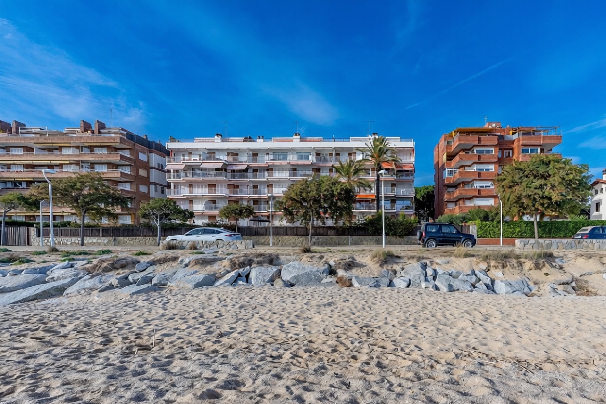 Wohnung zum Verkauf in direkter Strandlage in Sant Vicenç de Montalt — Meerblick