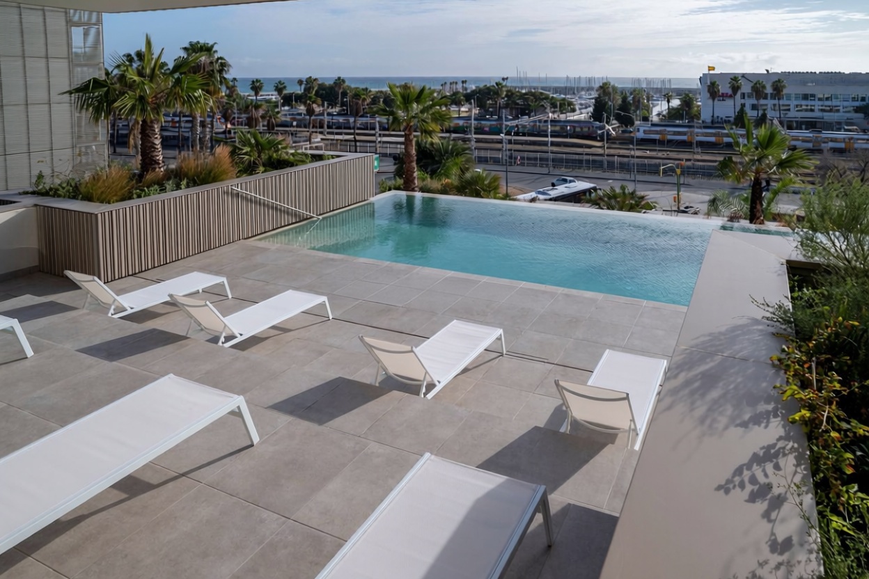 Piso en venta en primera línea de playa en Mataró — Piscina