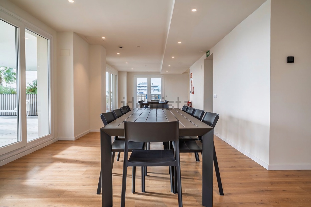 Piso en venta en primera línea de playa en Mataró — Comedor