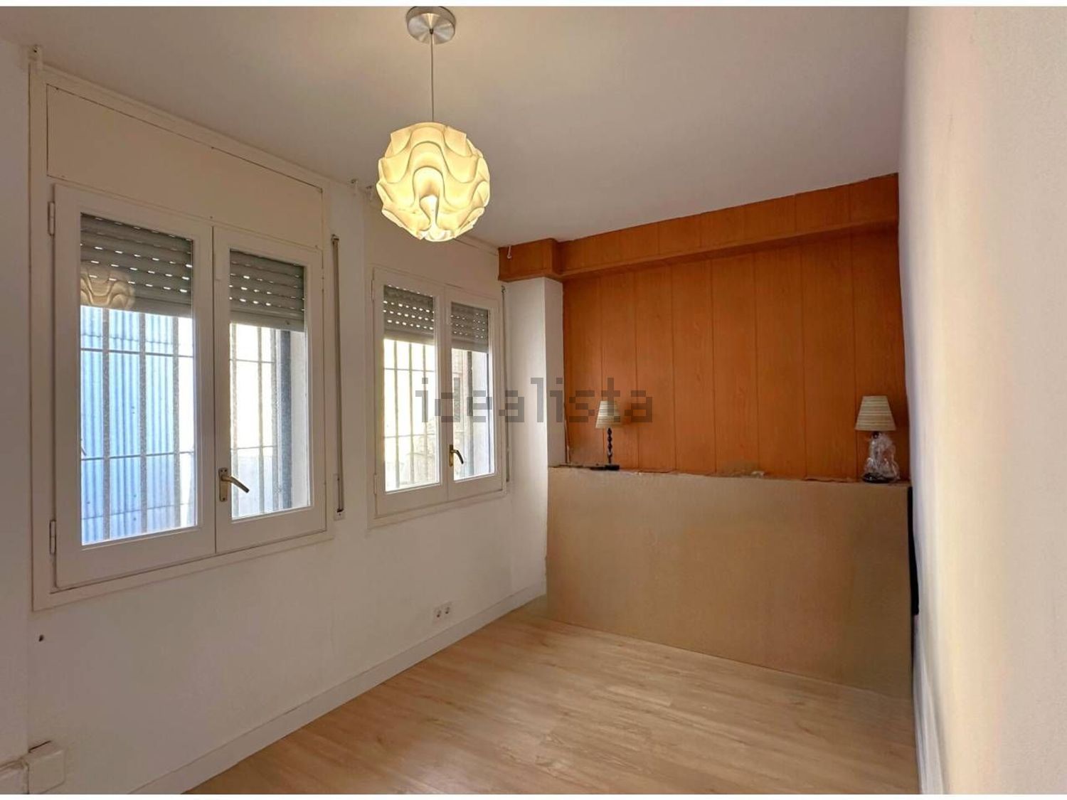 Piso en venta en primera línea de playa en Mataró — Dormitorio