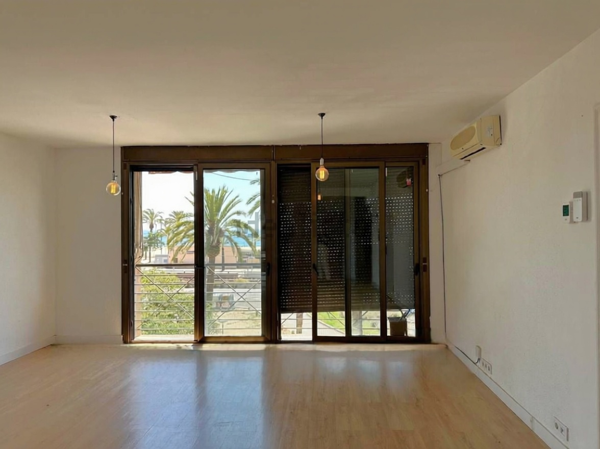 Piso en venta en primera línea de playa en Mataró — Salón