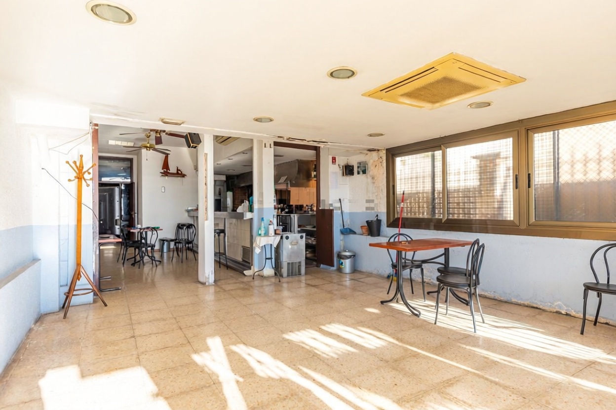 Chalé à venda com acesso direto à praia em El Masnou — Sala jantar