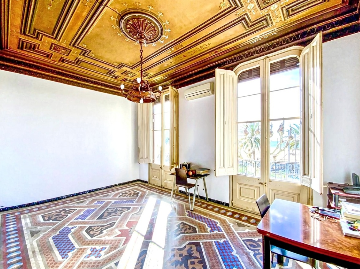 Flat for sale frontline beach in El Masnou — Living room