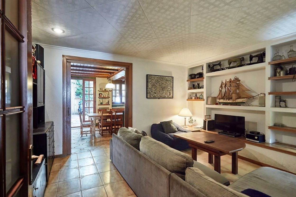 Chalet mit direkter Strandzugang in Montgat — Wohnzimmer