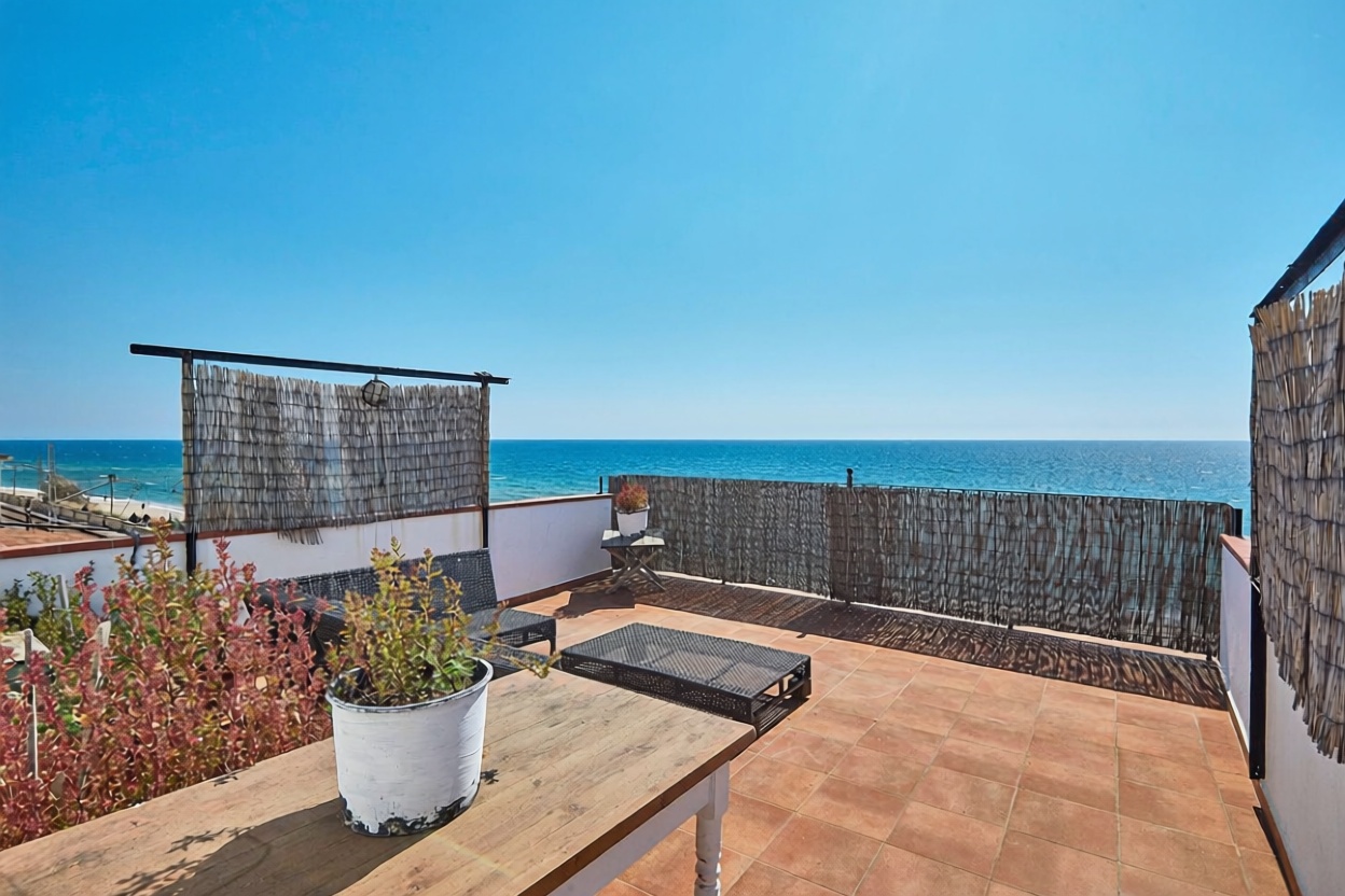 Chalet mit direkter Strandzugang in Montgat — Meerterrasse