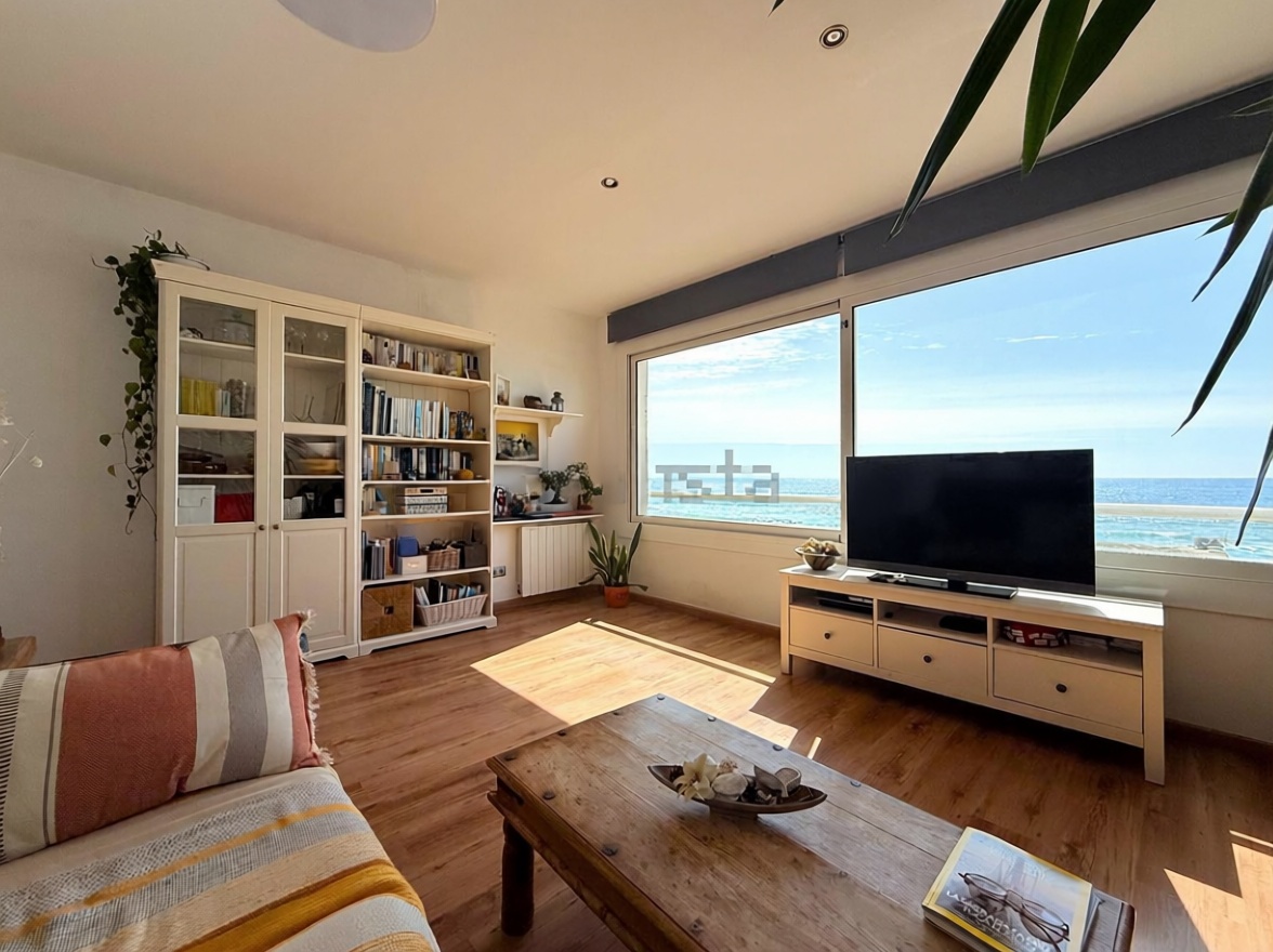 Chalet mit direkter Strandzugang in Montgat — Wohnzimmer