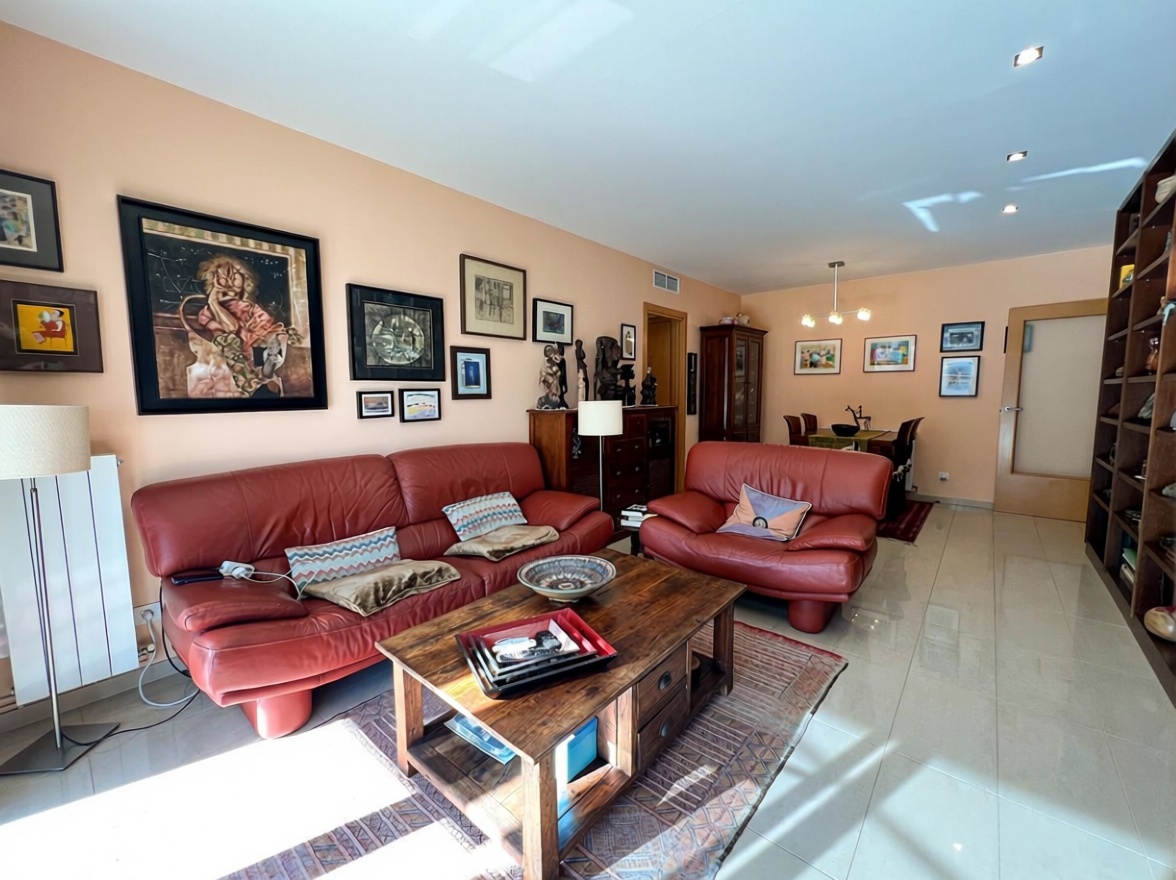 Apartamento à venda pé na areia em Badalona — Sala