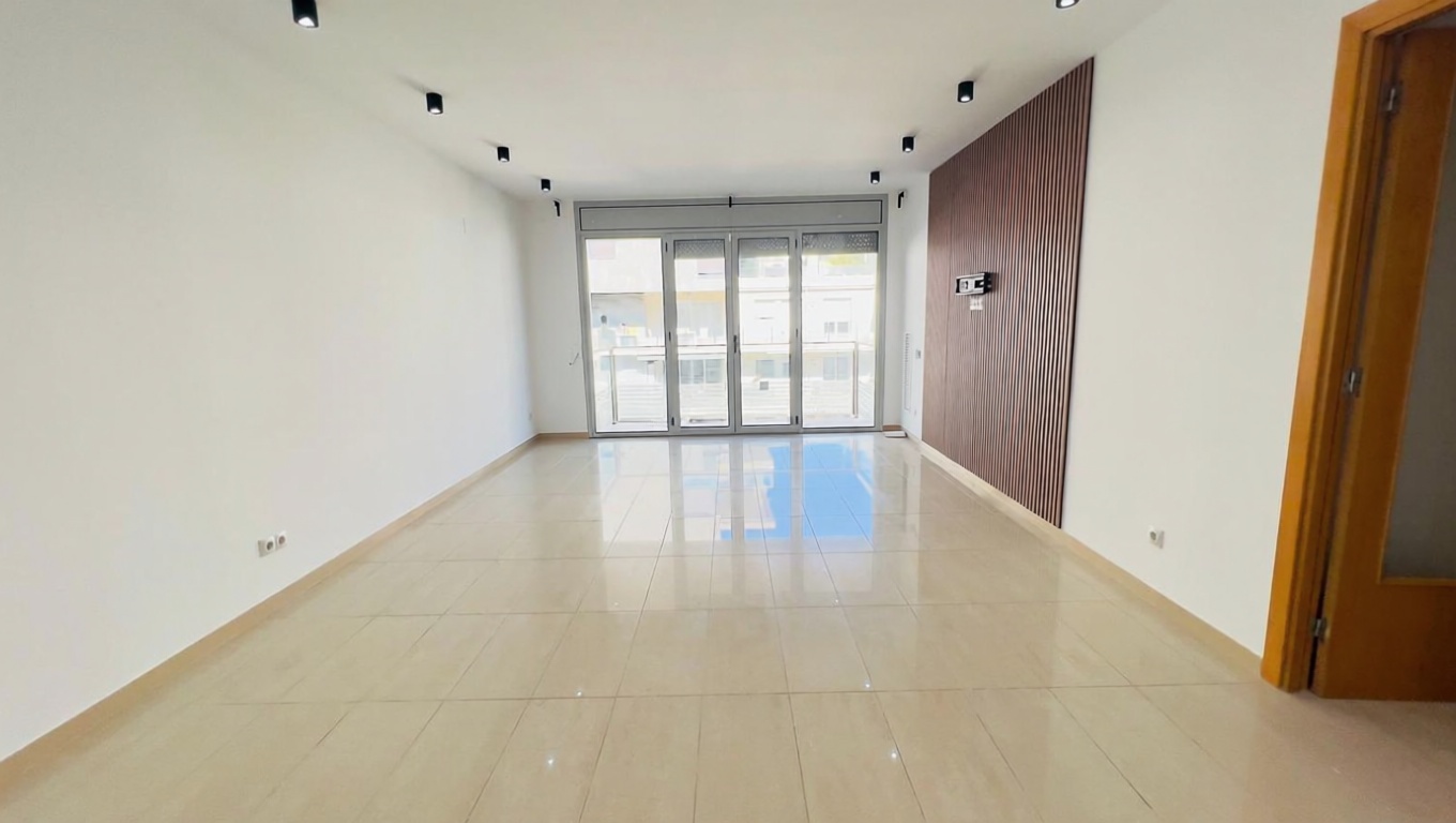 Apartamento à venda pé na areia em Badalona — Sala