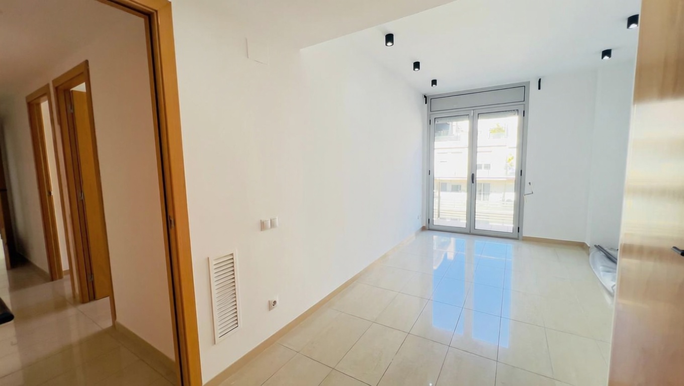 Apartamento à venda pé na areia em Badalona — Quarto