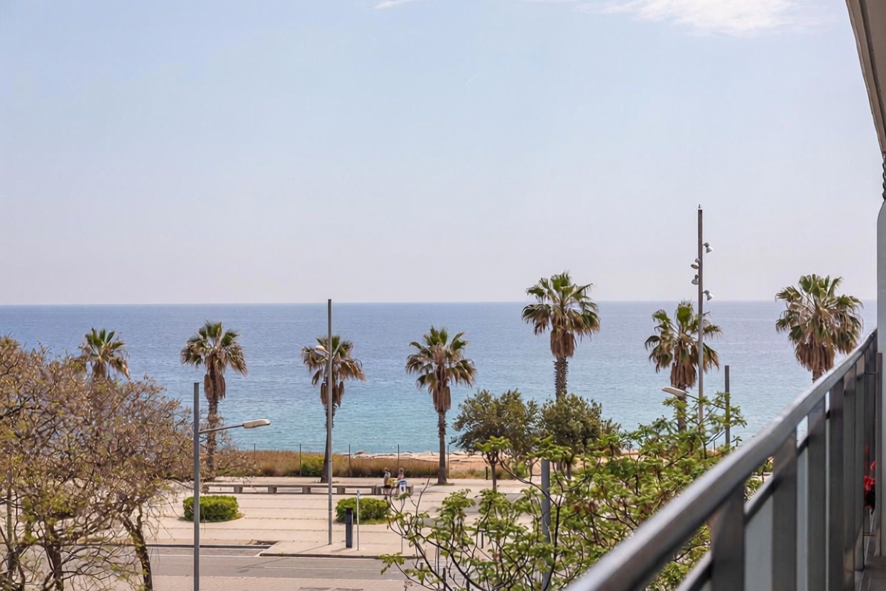Apartamento à venda pé na areia em Badalona — Vista mar