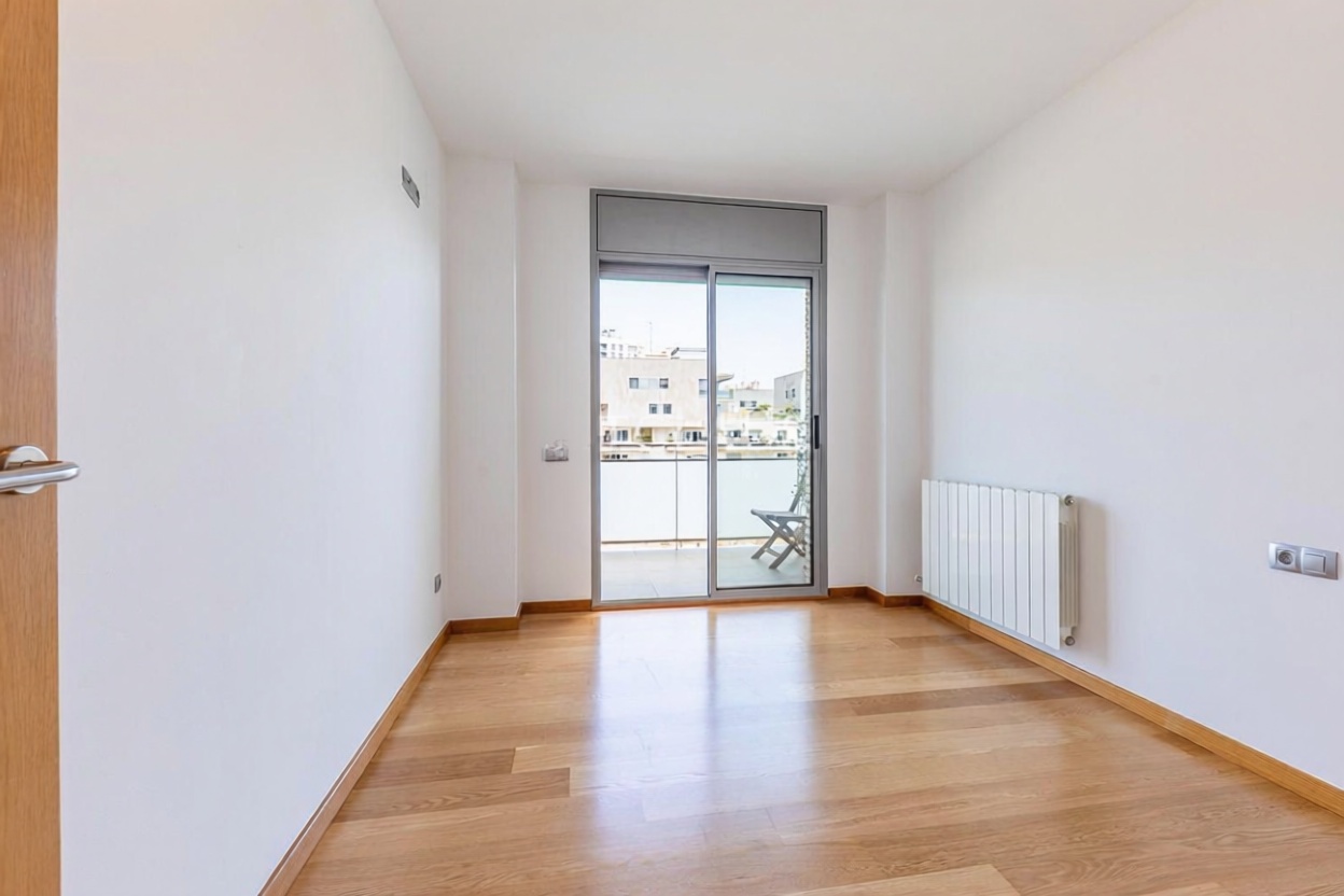 Apartamento à venda pé na areia em Badalona — Quarto