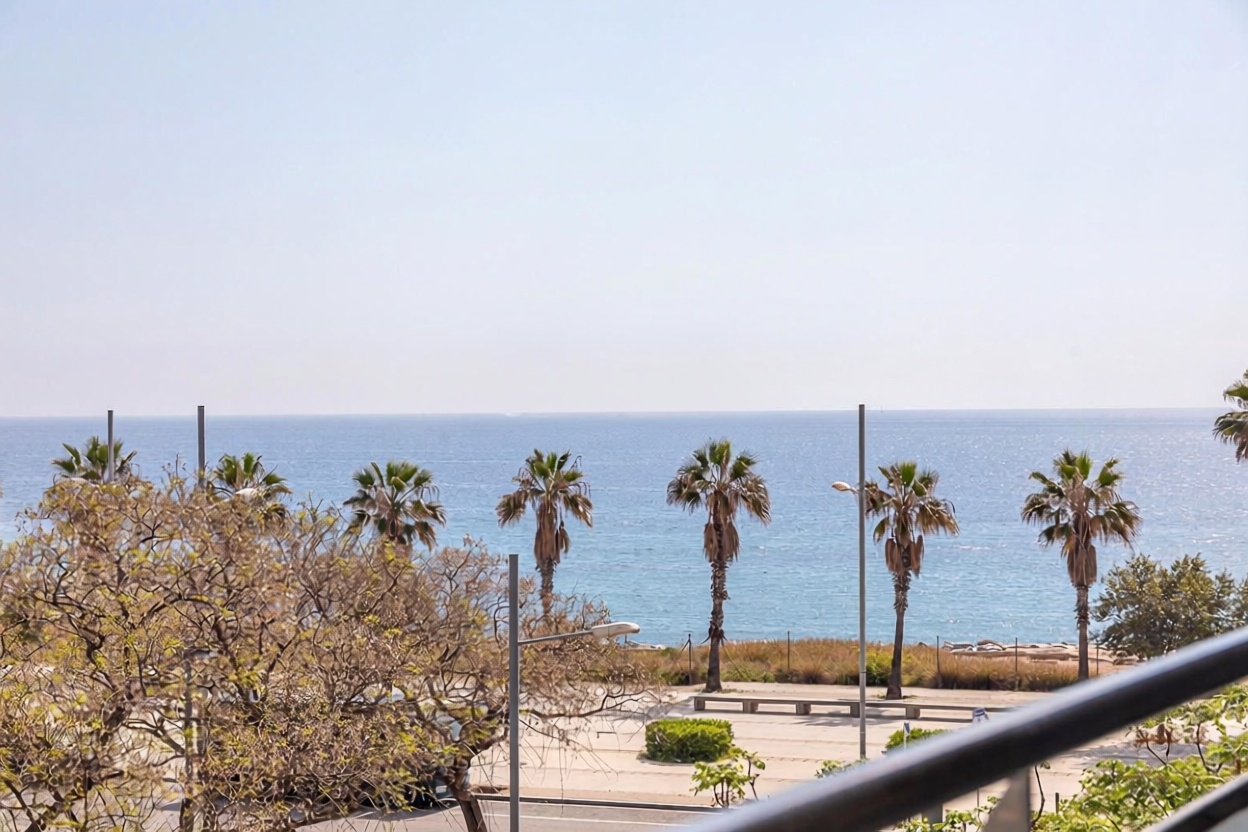Apartamento à venda pé na areia em Badalona — Vista mar
