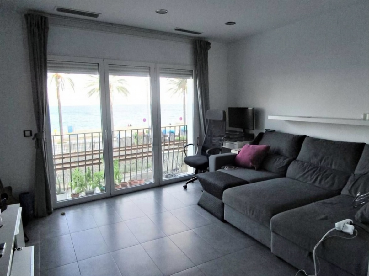 Apartamento à venda pé na areia em Badalona — Sala