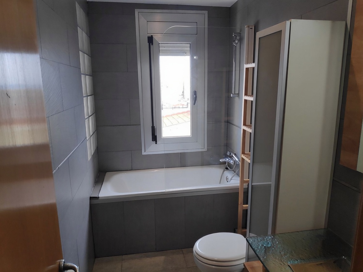 Attic for sale seafront in Badalona — Bathroom