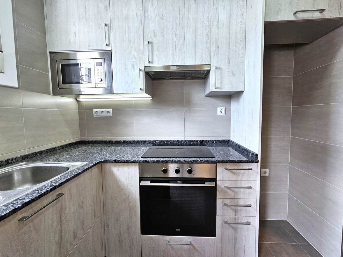 Flat for sale frontline beach in Badalona — Kitchen
