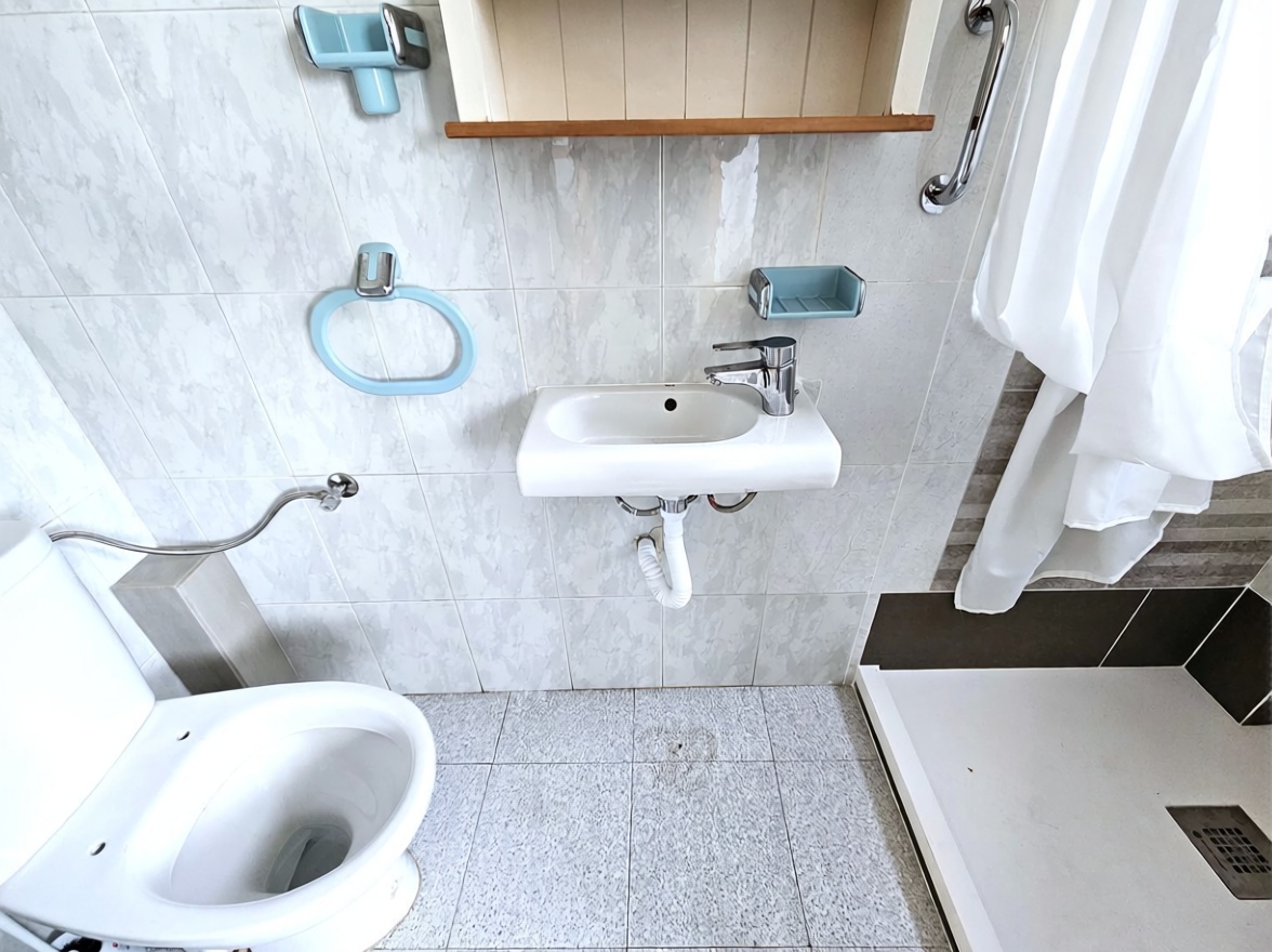 Flat for sale frontline beach in Badalona — Bathroom