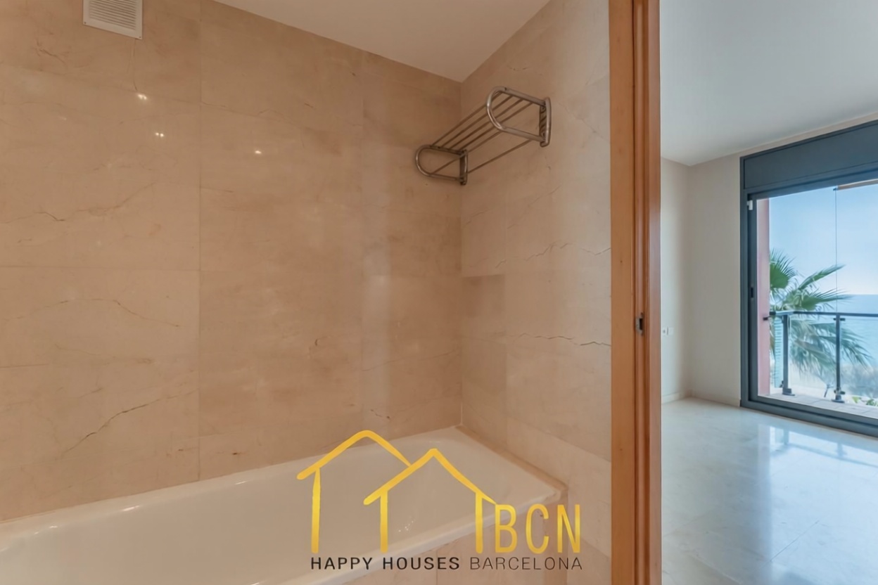 Flat for sale frontline beach in Badalona — Sea view