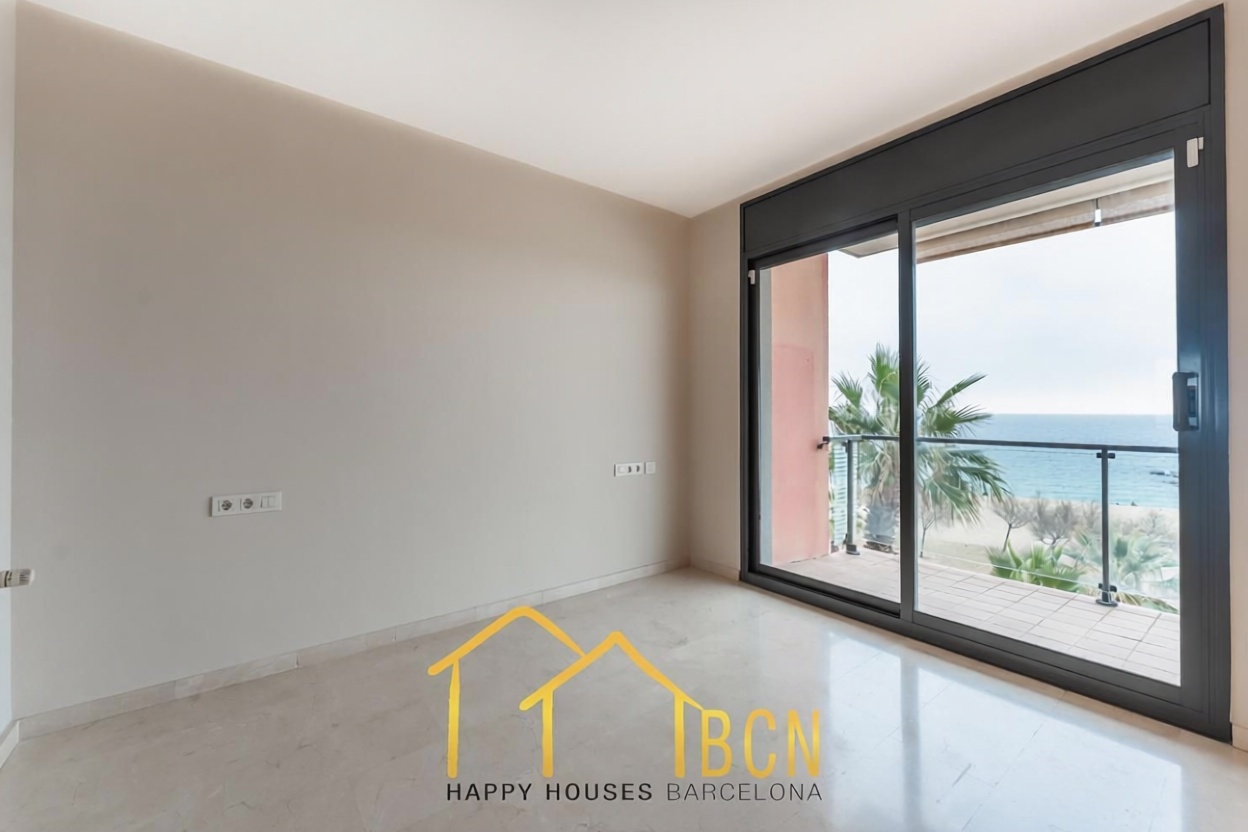 Flat for sale frontline beach in Badalona — Living room