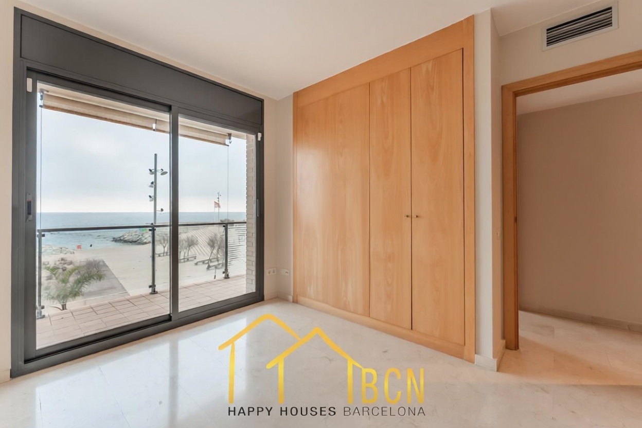 Flat for sale frontline beach in Badalona — Bedroom