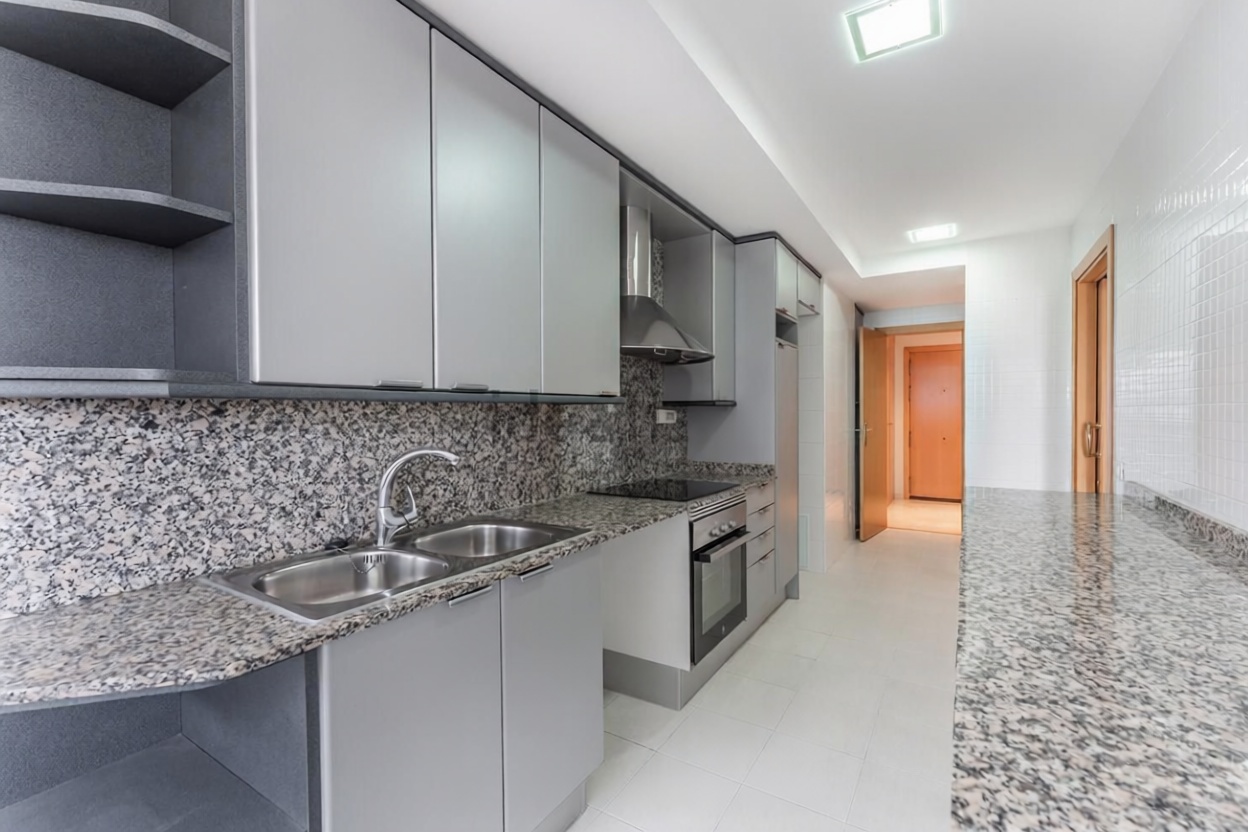 Flat for sale frontline beach in Badalona — Kitchen