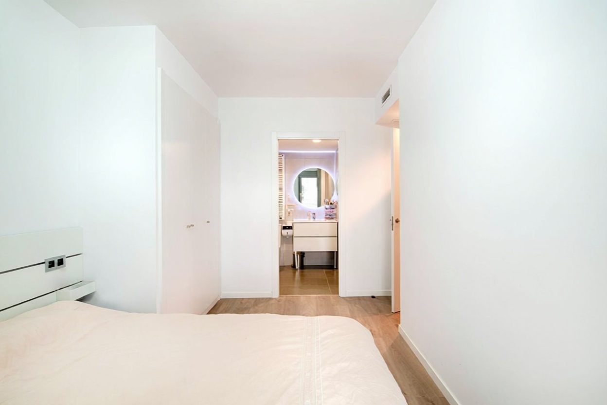 Flat for sale frontline beach in Badalona — Bedroom