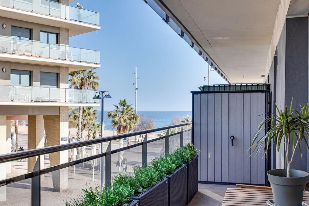 Квартира на продажу на первой линии пляжа в Badalona