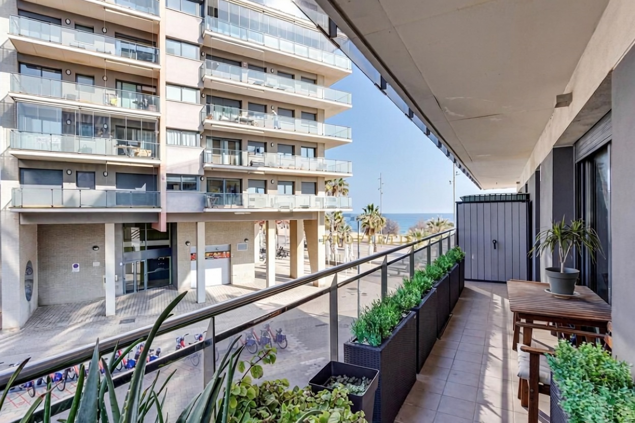 Flat for sale frontline beach in Badalona — Sea terrace