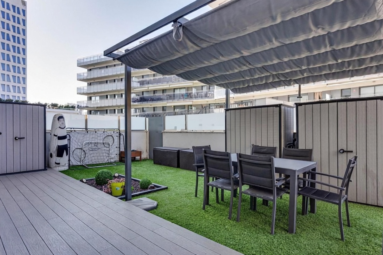 Flat for sale frontline beach in Badalona — Living room