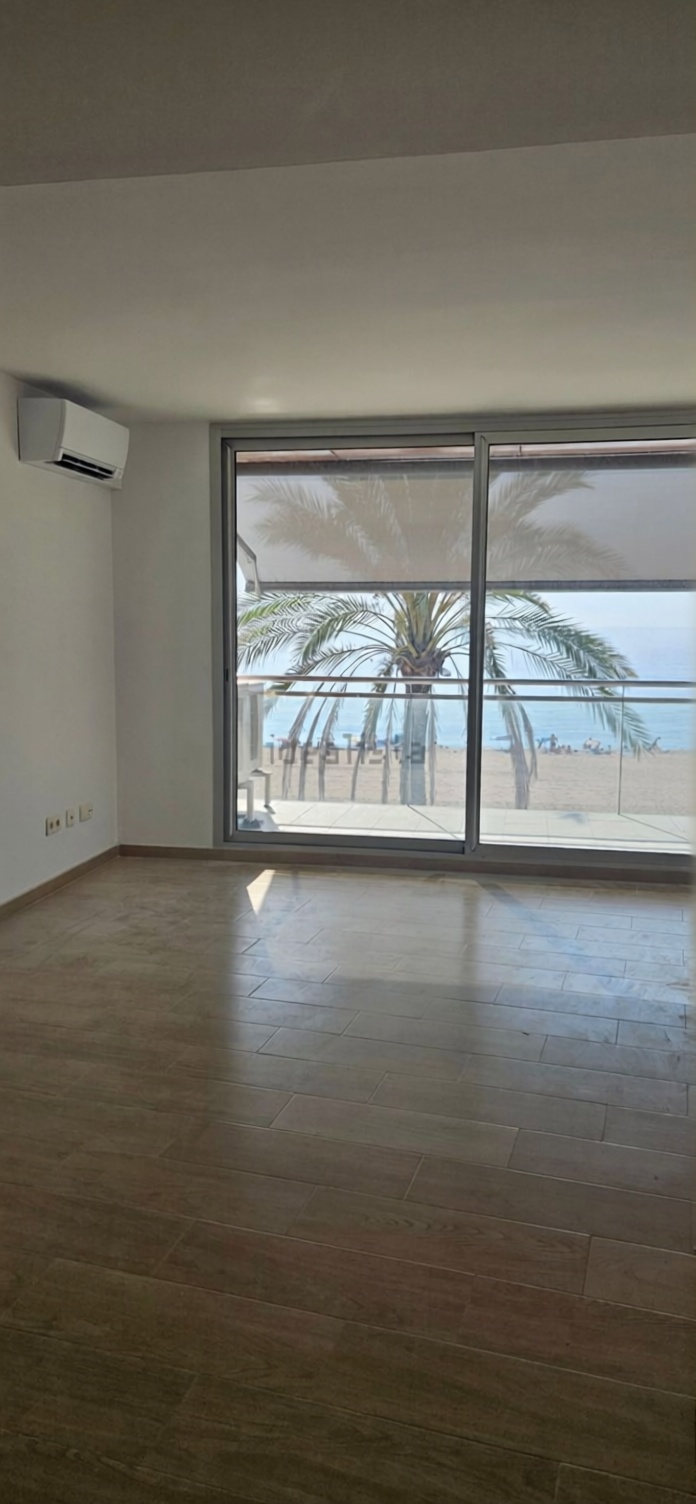Duplex in erste Strandlinie in Badalona — Wohnzimmer