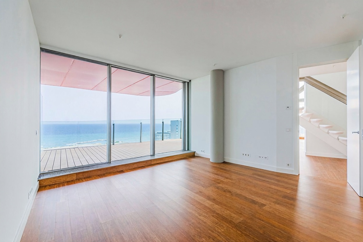 Duplex for sale frontline beach in Barcelona — Bedroom