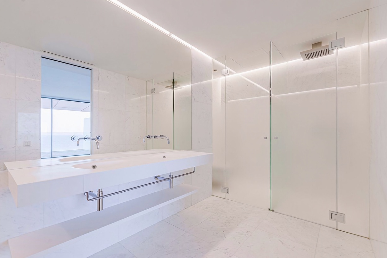Duplex for sale frontline beach in Barcelona — Bathroom